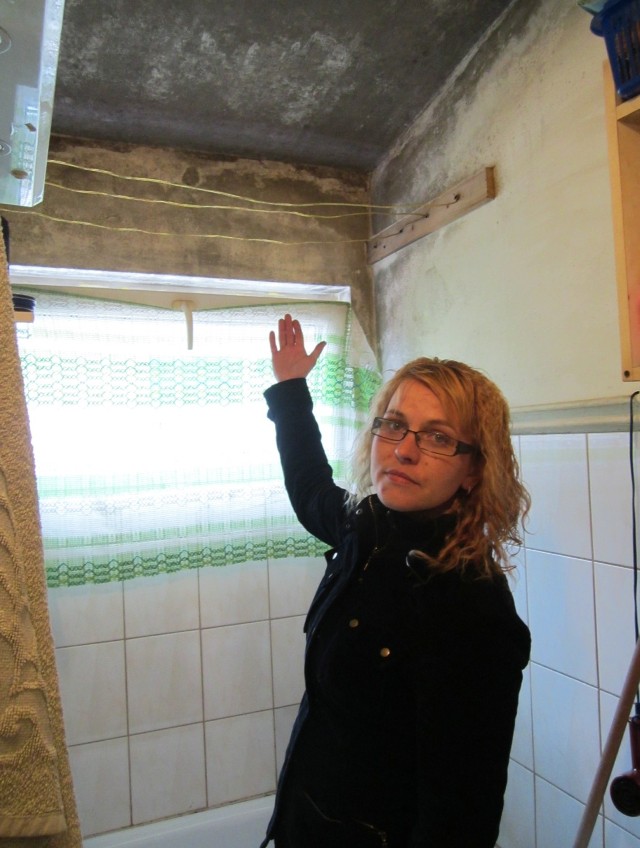 Tak wygląda sufit w łazience mieszkania zajmowanego przez rodzinę pani Moniki Wilk. – Musimy cały czas je wietrzyć. Ogrzewamy więc i wietrzymy na okrągło – mówi kobieta