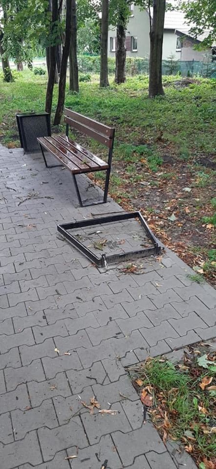Zniszczone elementy skate parku w Wesołej. . 

Zobacz...