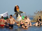 Morsy w Prabutach: Pasjonaci zimowych kąpieli pożegnali zimę nad jeziorem Dzierzgoń