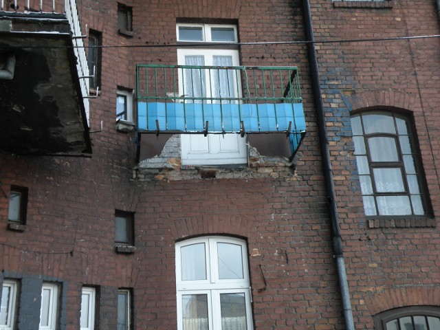 Na Szymanowskiego 2 w poniedziałek podłoga balkonu zgięła się w poniedziałek w pół i zawisła w powietrzu. Trzeba było ją zdemontować.