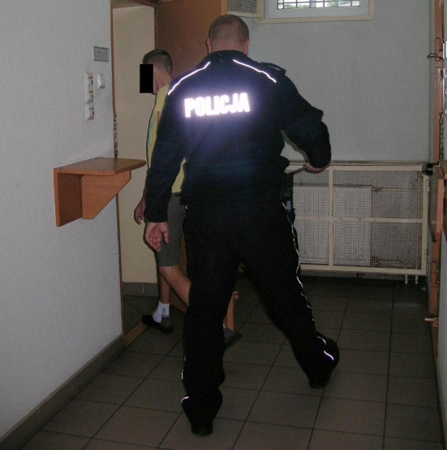 Dwaj młodzi mężczyźni zostali zatrzymani przez policję za rozbój w Białej Rawskiej. Ich ofiarą był mieszkaniec Koszalina.