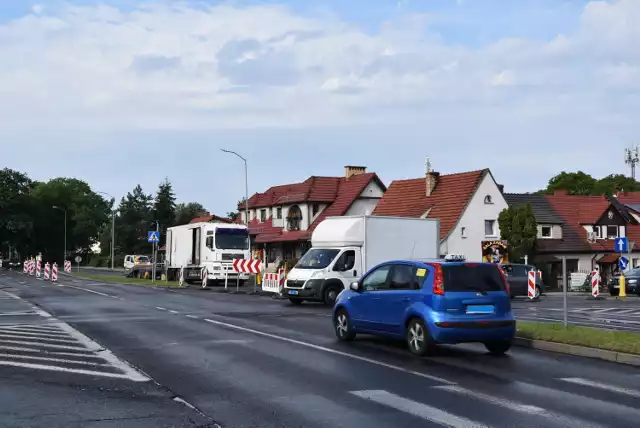 Zza znaku o jednokierunkowej wyjeżdżają kolejne samochody. Zmiany są od wczoraj. Kierowcy nie wiedzą jak jechać