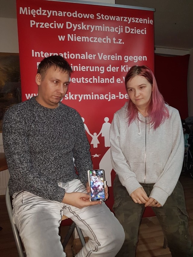 Piotr Kostrz i Izabela  Kulka z Sulęcina od 8 lat mieszkają razem w Berlinie.W piątek odebrano im dzieci