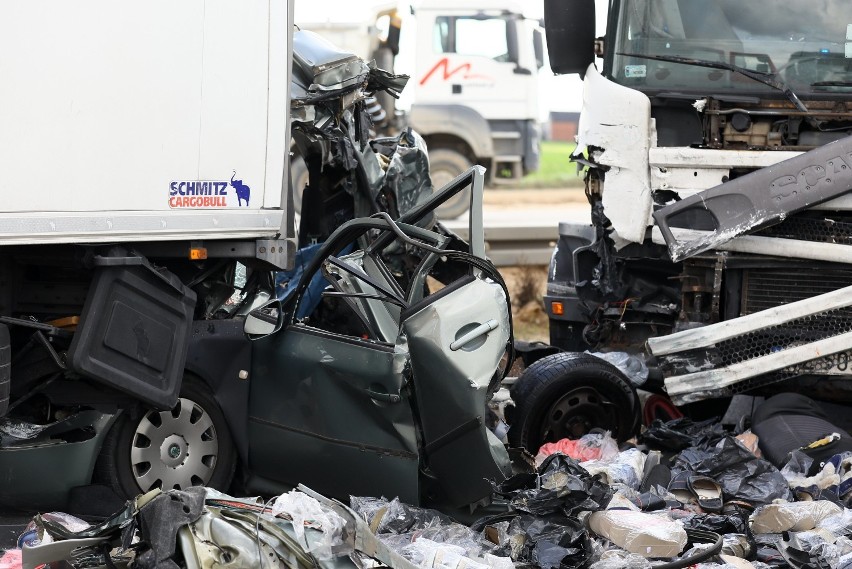 Śmiertelny wypadek na A1 w Gąskach pod Piotrkowem: Tiry...