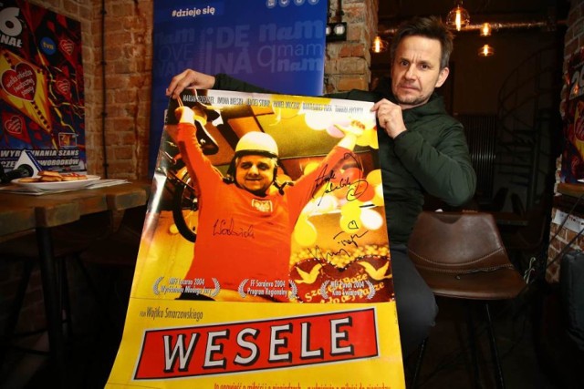 Unikatowy plakat „Wesela” z podpisami aktorów. Wyjątkowa aukcja WOŚP od Bartka Topy!