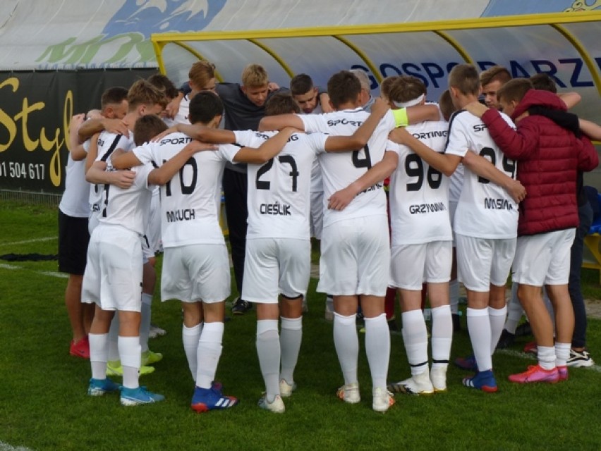 Sporting Radomsko (białe koszulki) gra z KKS Koluszki