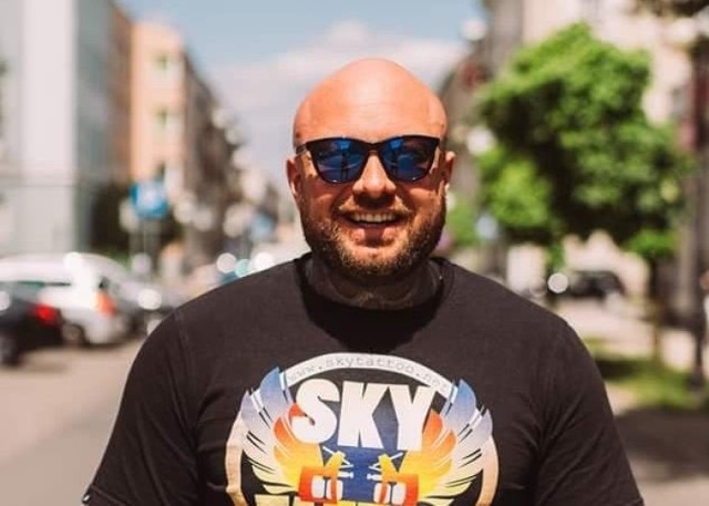 Paweł Bilewski, właściciel salonu Sky Tattoo Radom, zachęca do licytowania sesji tatuażu.