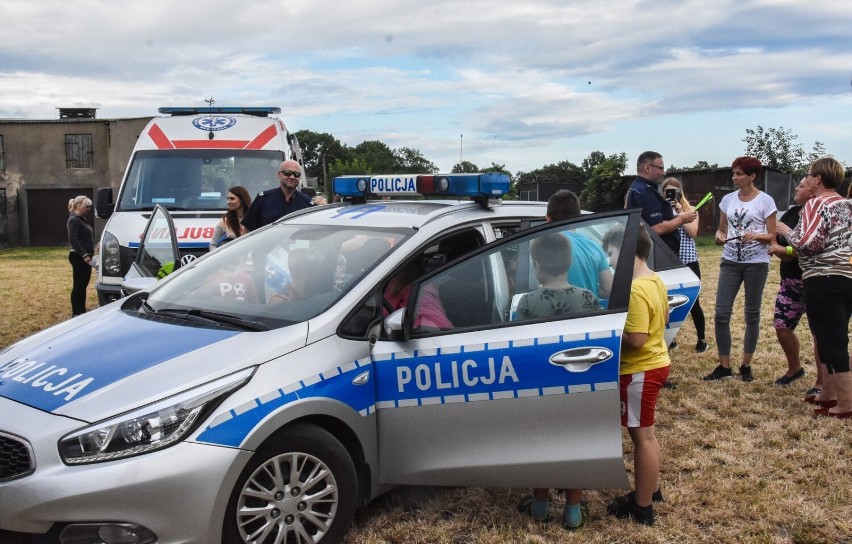 Gm. Szamotuły. Powitanie lata w Przyborówku z policjantami i ratownikami medycznymi