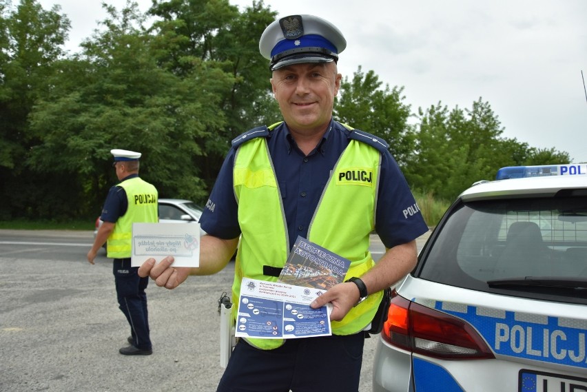 Tarnów. Policjanci z tarnowskiej drogówki pojechali na patrol z… księdzem. Zamiast mandatów były pouczenia i upominki [ZDJĘCIA]