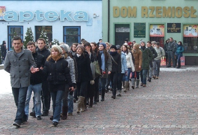 Maturzyści z ZSOT zatańczyli poloneza na Rynku w Lublińcu. Zobacz galerię