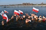 Zimna kąpiel z biało-czerwonymi flagami. Morsujący Firlej uczcił Święto Niepodległości. Zobacz zdjęcia