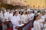 Pierwsza Komunia Święta w parafii Najświętszego Serca Jezusa w Śremie. Sakrament przyjęło ponad setka dzieci