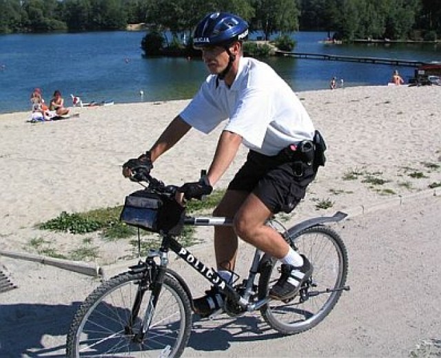 Policjanci często patrolują okolice jezior na rowerach