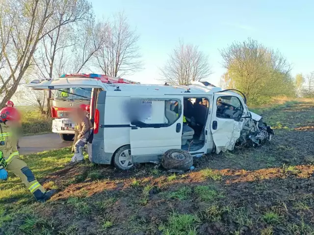 Wypadek busa w Więcławicach w gminie Michałowice