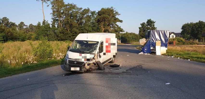 Wypadek w regionie. Kurier zderzył się z innym dostawczakiem [zdjęcia]