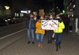 Protest kobiet w Stargardzie. Marsz po centrum. Zabawa w kotka i myszkę z policją. Szczecińska żandarmeria wojskowa pod biurem PiS