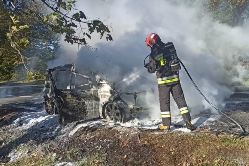 Lublin: Na al. Kraśnickiej samochód stanął w płomieniach. Zobacz zdjęcia z akcji strażaków