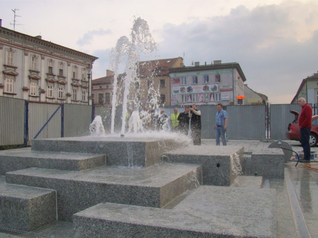 Na placu Jana Pawła II w Wadowicach z papieskiej fontanny trysnęła woda.