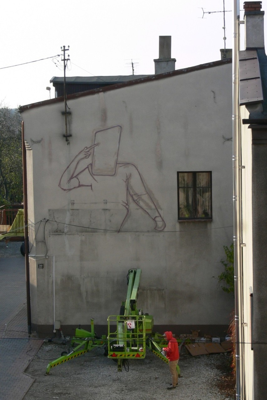 Nowy mural w Wieluniu. Artysta odpowiada na problem społeczny[ZDJĘCIA]