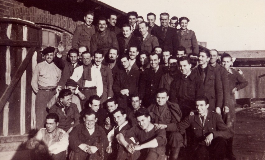 Włoscy jeńcy przed barakami "obozu włoskiego" w Koszalinie...