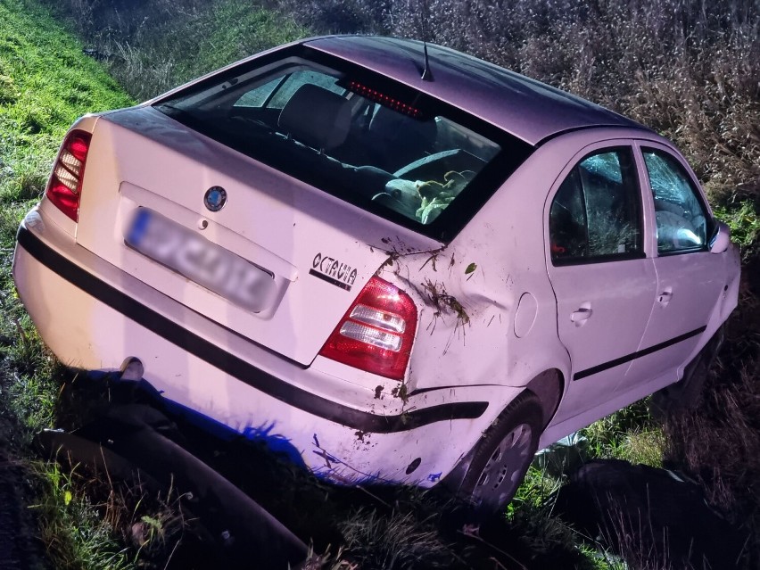 Wypadek w Lesznie koło Przemyśla. 28-latek dachował skodą w rowie [ZDJĘCIA]