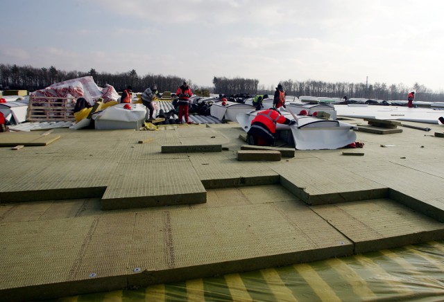 Przy współudziale unijnych dotacji powstaje też lotnisko w Świdniku. - Budujemy je dla całego regionu - podkreślał podczas uroczystości  zawieszenia wiechy na terminalu Grzegorz Muszyński, prezes Portu Lotniczego