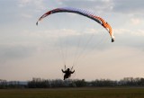 Wypadek w Borsku. Paralotniarka spadła z wysokości 4 metrów