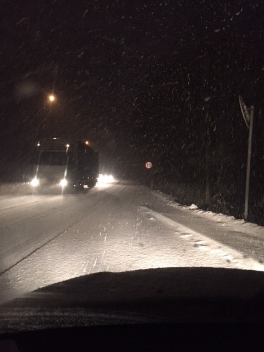 Uwaga na drogach, jest bardzo ślisko i niebezpiecznie po śnieżnej zamieci