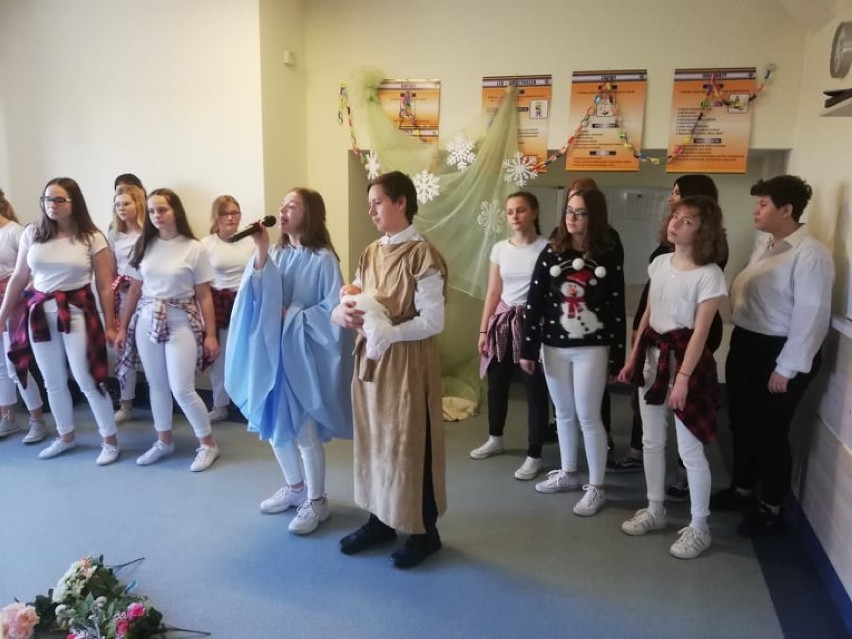 Gniezno: uczniowie z Fałkowa przedstawili jasełka w Oddziale Leczenia Uzależnień dla Kobiet