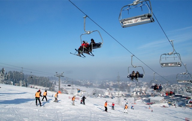 Wybierasz się na narty zimą 2023/24? Oto najlepiej oceniane ośrodki w Polsce. Zobacz, które miejsca docenili inni narciarze.