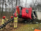 Tir z naczepą wylądował w rowie. Dwie osoby trafiły do szpitala. Są utrudnienia w ruchu! 