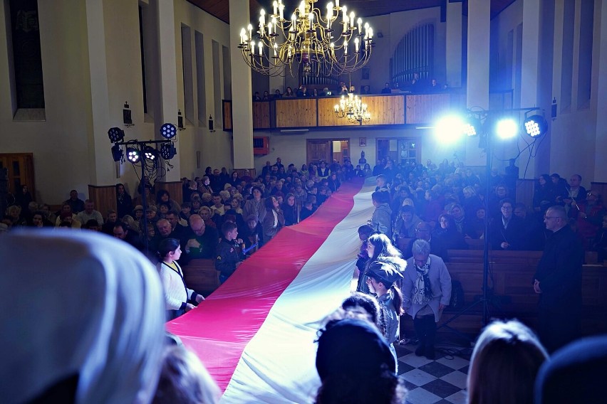 Wyjątkowe Święto Niepodległości w parafii św. Maksymiliana w Radomsku. Młodzi parafianie zaprezentowali spektakl. ZDJĘCIA
