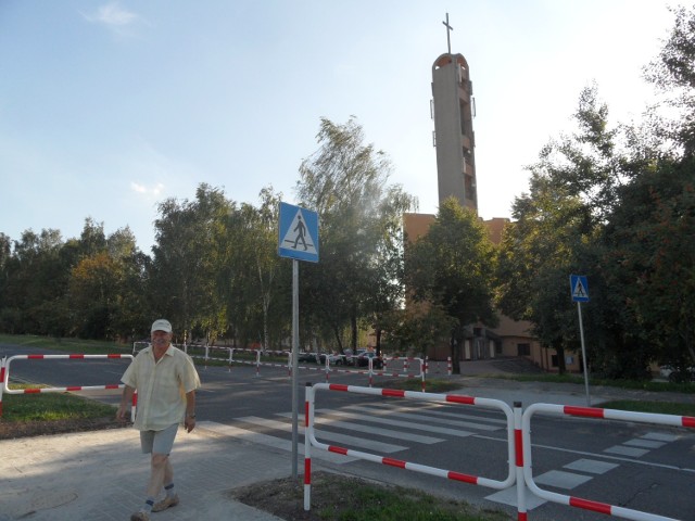 Mieszkańcy od dawna apelowali do władz miasta i policji, aby zabezpieczono newralgiczny punkt na al. Jana Pawła II. Chcieli też, żeby w tym rejonie powstały bariery ochronne. W lipcu w końcu ich życzenia zostały spełnione. Wcześniej dostawali jedynie… mandaty.