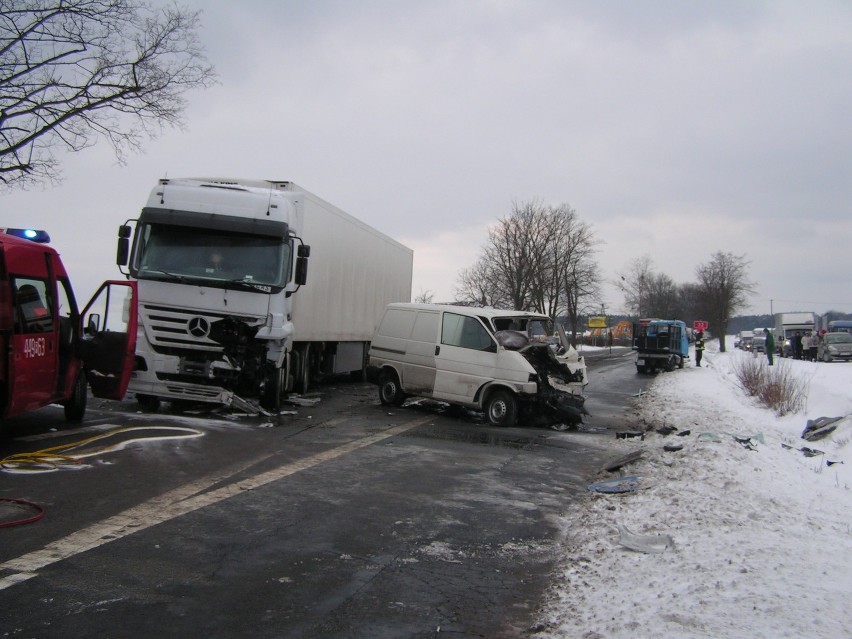 Rakoniewice. Bus zderzył się z tirem FOTO