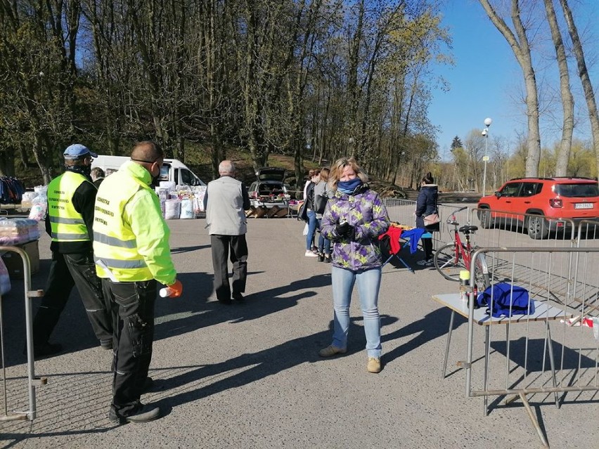 Targowisko w Wyrzysku już otwarte. Mieszkańcy robią zakupy 