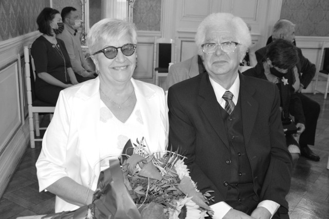 Odszedł Gustaw Lis — społecznik, artysta, wychowawca młodzieży z Żagania. Na zdjęciu z żoną Danutą podczas jubileuszu złotych godów w 2020 roku