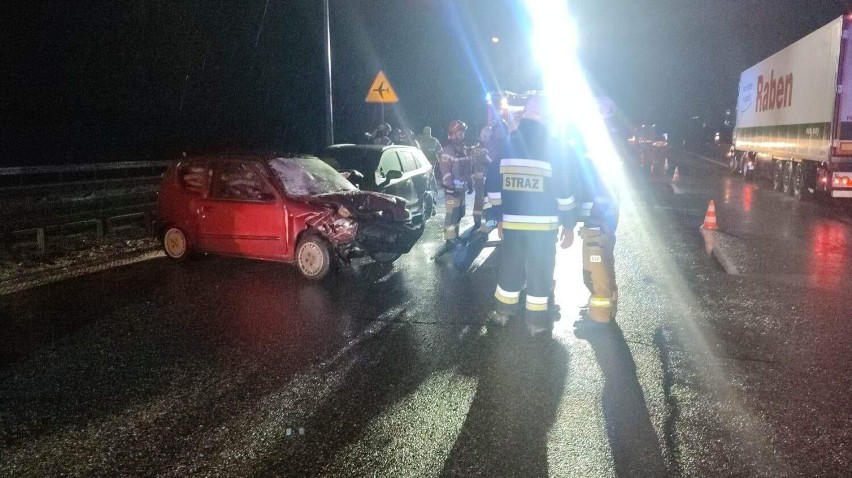 Kraków. Nocny wypadek na A4. Auto wypakowane po dach... kłodami drewna