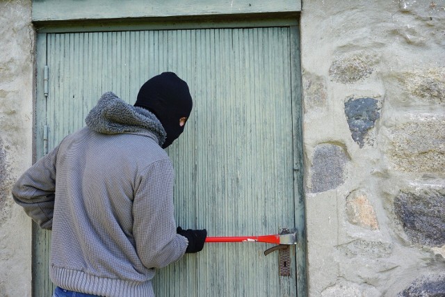 Mieszkanie oraz dom mogą paść łupem złodzieja. Zwłaszcza wtedy, gdy ten dokładnie zaplanuje swój włam. Jak zabezpieczyć dom przed urlopem? Jaki wybrać alarm? Czy mamy dostatecznie mocne drzwi? Te pytania zadajemy sobie dość często. O czym powinniśmy pamiętać, aby zwiększyć swoje bezpieczeństwo?