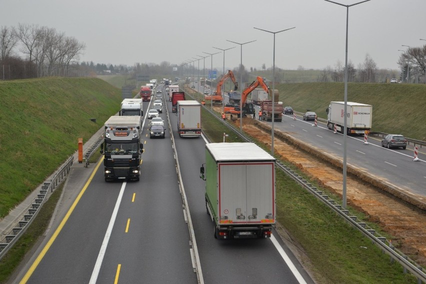 Prace nad rozbudową autostradowej obwodnicy Poznania trwały...