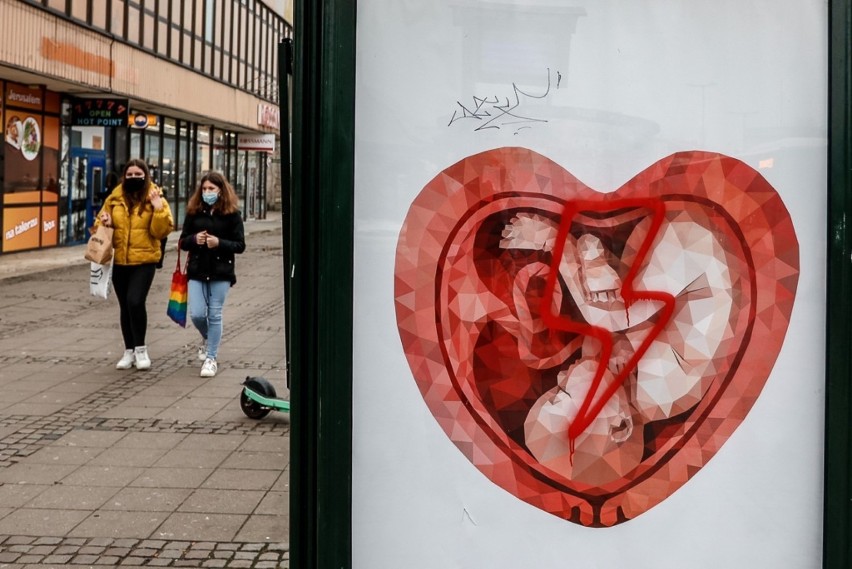 Plakaty z dzieckiem w sercu na przystankach w Gdańsku. Co oznaczają? To promocja hospicjów perinatalnych