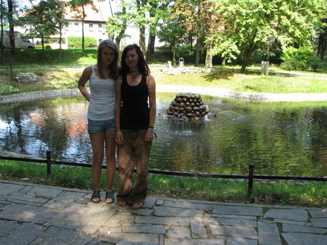 Dominika Dragon i Kinga Sowa lubią spędzać czas przy fontannie w tarnogórskim parku miejskim