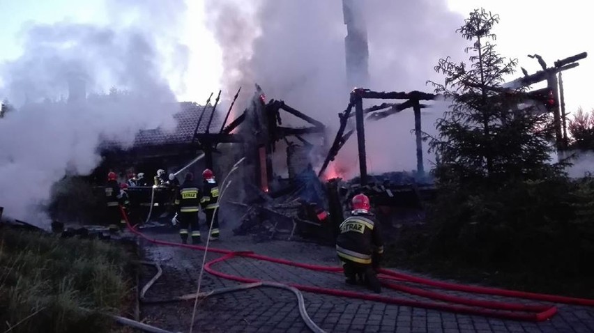 Pożar drewnianego budynku przy ul. Kamiennej w Sporyszu. Jeden strażak ranny