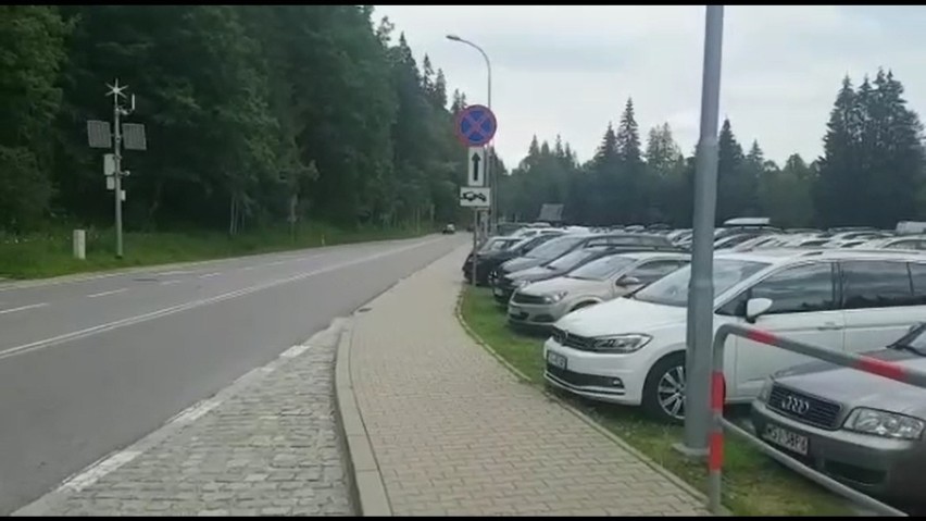 Parking na Łysej Polanie w ostatnie weekend był wypełniony...