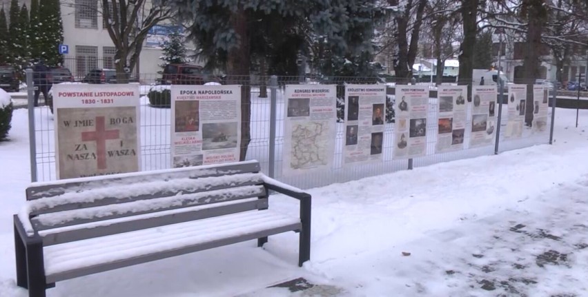 Plenerowa wystawa o Powstaniu Listopadowym prezentowana jest przed tomaszowskim starostwem