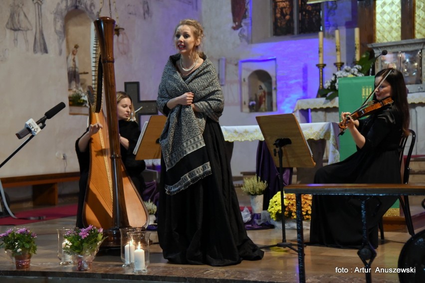 Organizatorami „Muzycznych Zaduszek” byli proboszcz parafii...