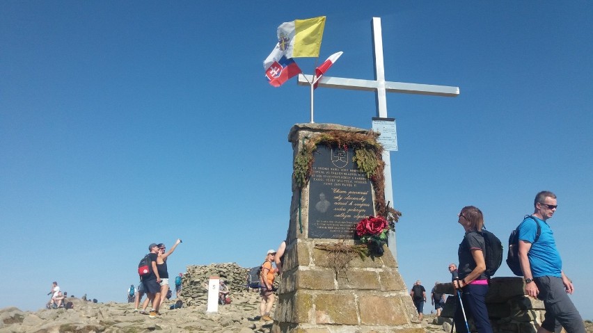 Babia Góra. Słowacki obelisk upamiętniający Jana Pawła II....