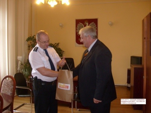 Burmistrz Roman Kowalski przekazuje sprzęt policji