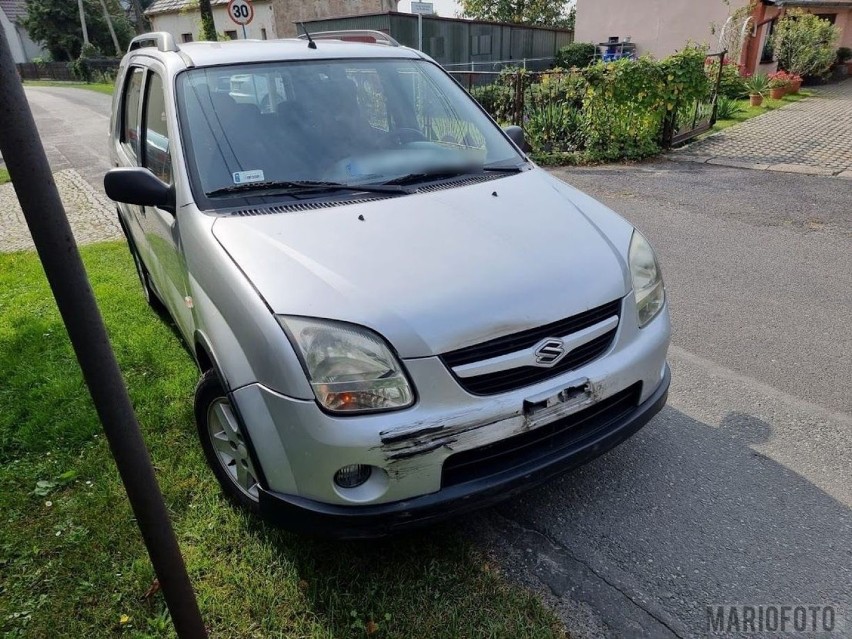 Wypadek w Kotorzu Małym. Zderzenie dwóch samochodów suzuki. Jeden z samochodów rozbił płot