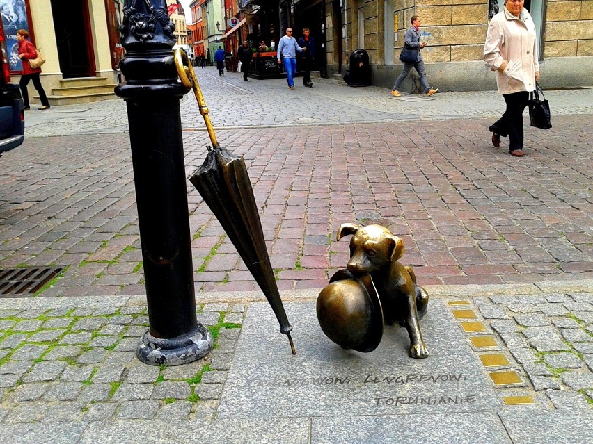 Rzeźba psa Filutka pilnującego parasola swego pana trzymając zarazem jego kapelusz w pysku.