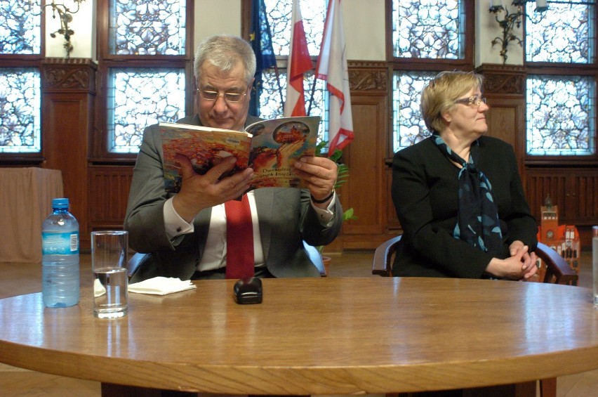 Z Biblioteką przez Słupsk: Prezydent Maciej Kobyliński czyta bajki [FOTO+FILM]